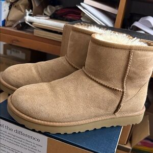 Classic Mini Uggs size 8 ALMOST NEW condition